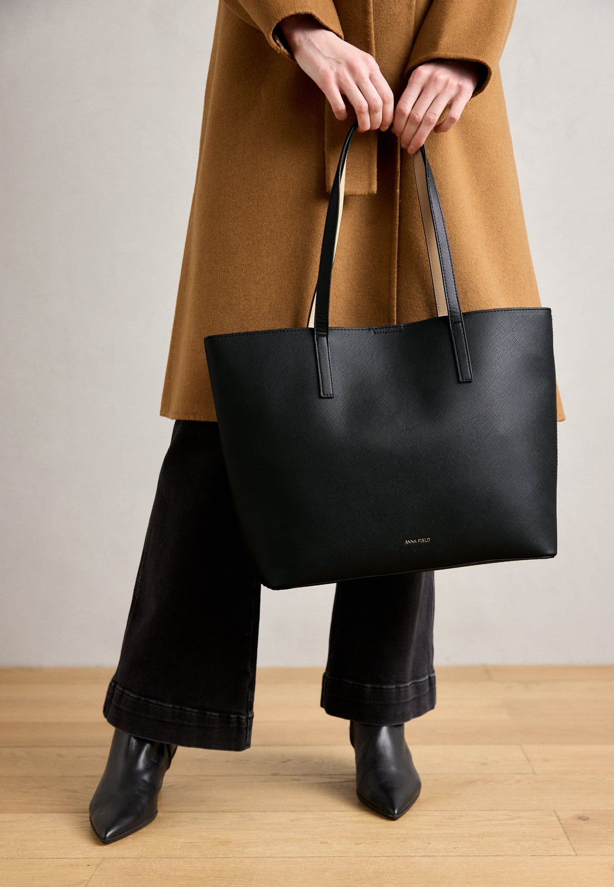 CHITHELABEL - Sleek Black Tote Bag